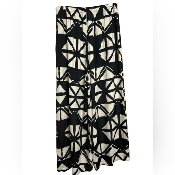 Marilyn’s Monochrome Geometric Wide-Leg Pants - Picture 4 of 6